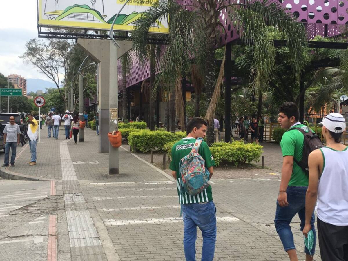 Los hinchas hoy lucen orgullosos la camiseta del equipo en las calles medellinenses. 
