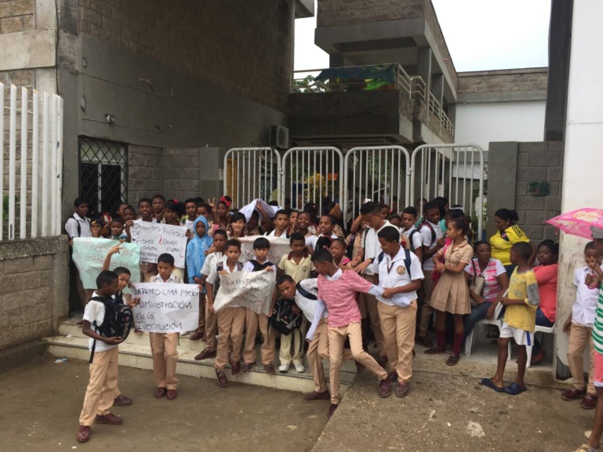 Por falta de docentes y servicios públicos protestan estudiantes al sur de Cartagena