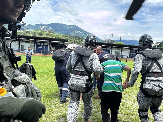 Fuerza Área rescata a 23 personas por desbordamiento del río Ariari en el Dorado Meta