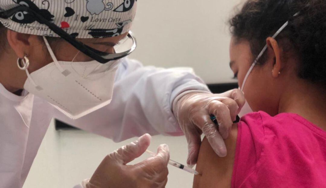 Vacunación contra el COVID  a los niños en Armenia