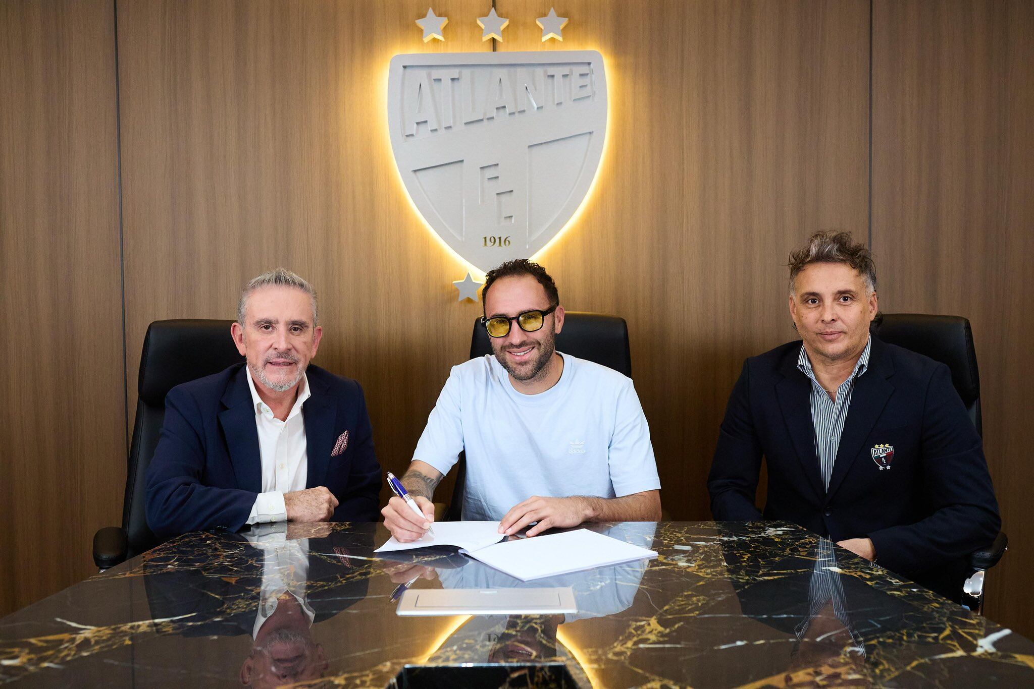 David Ospina en el momento de firmar su contrato con Atlante / Twitter: @Atlante