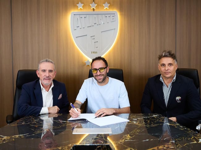 David Ospina en el momento de firmar su contrato con Atlante / Twitter: @Atlante