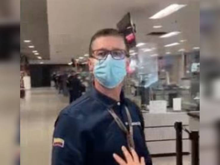 Funcionario de Migración Colombia agregió a un viajero. Foto: Captura de vídeo.