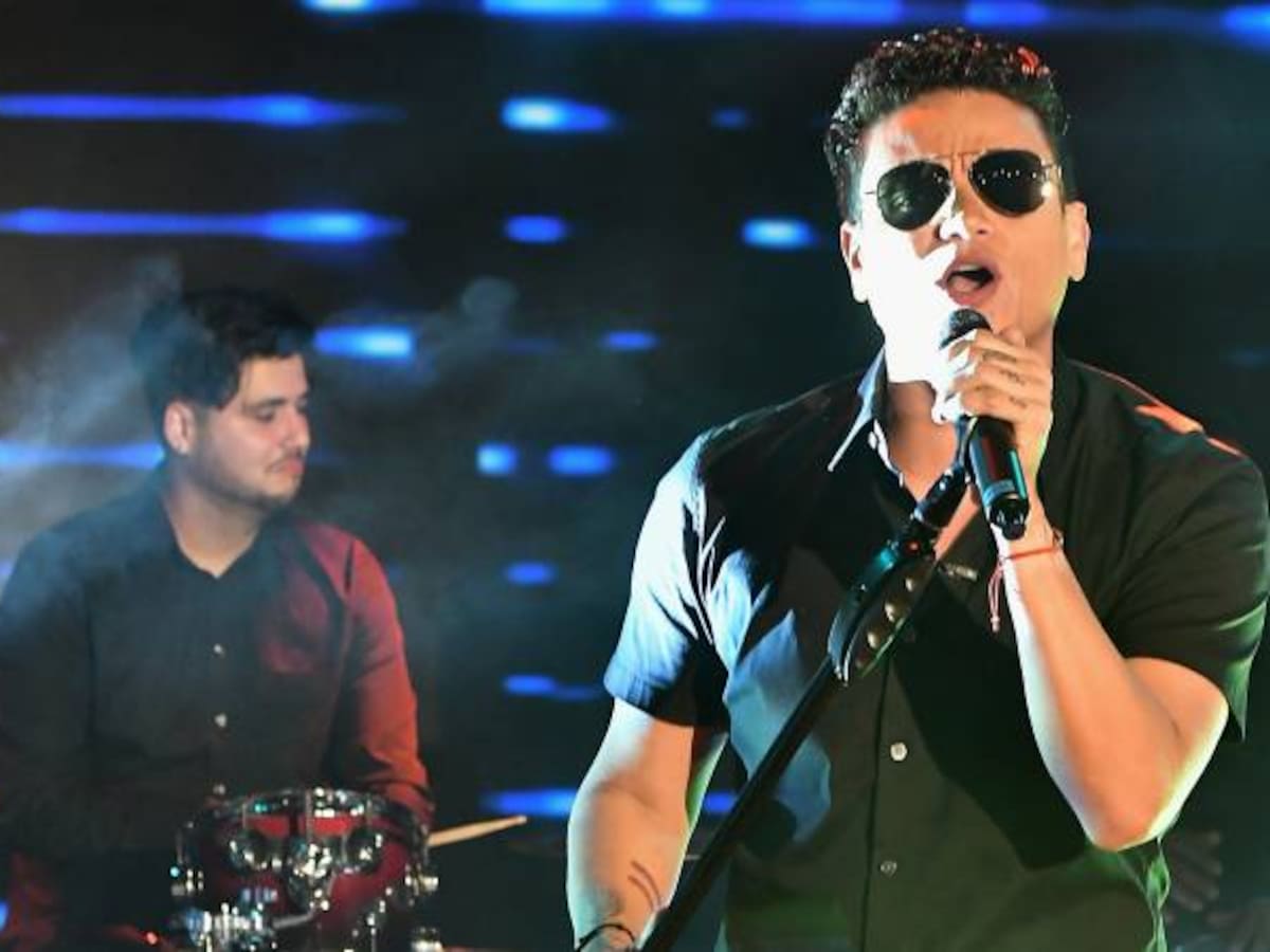 Silvestre Dangond ignora a mujer que le baila sensual en el escenario