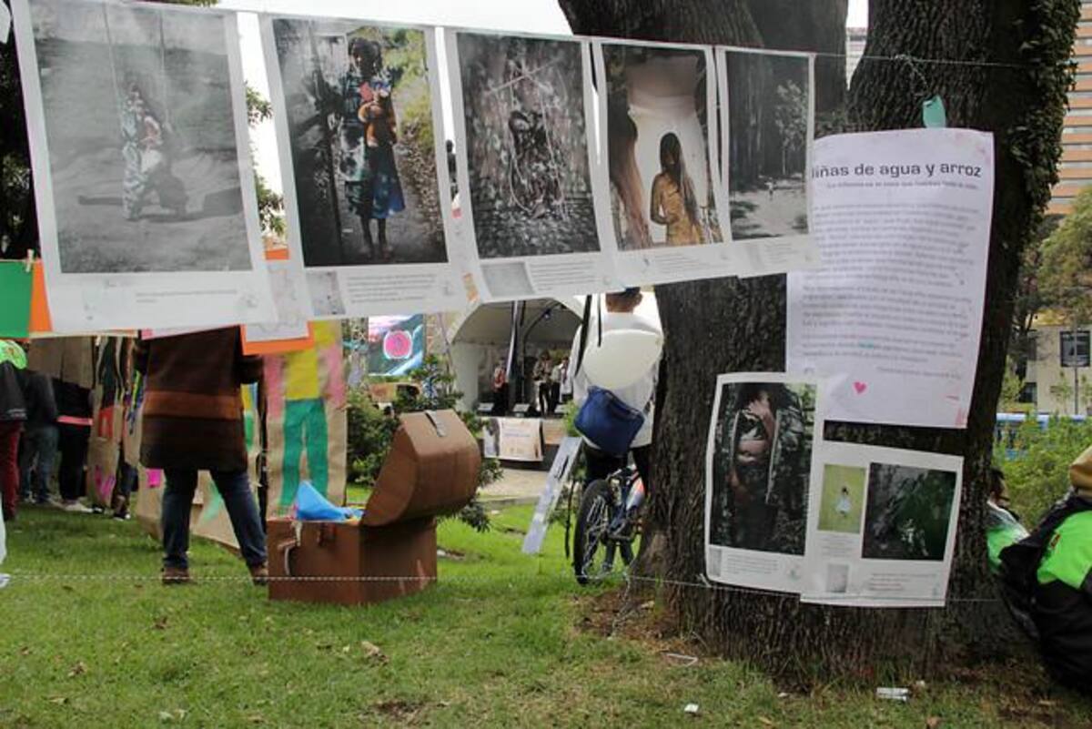 Niños de colegios distritáles, realizaron un acto simbólico para protestar por la muerte de los niños en Caquetá y el caso del menor de la Vega Cundinamarca.