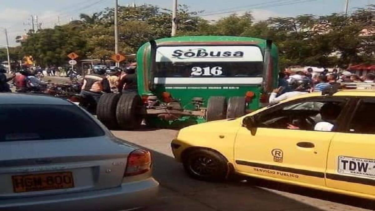 A un bus urbano se le salieron las llantas traseras en Soledad