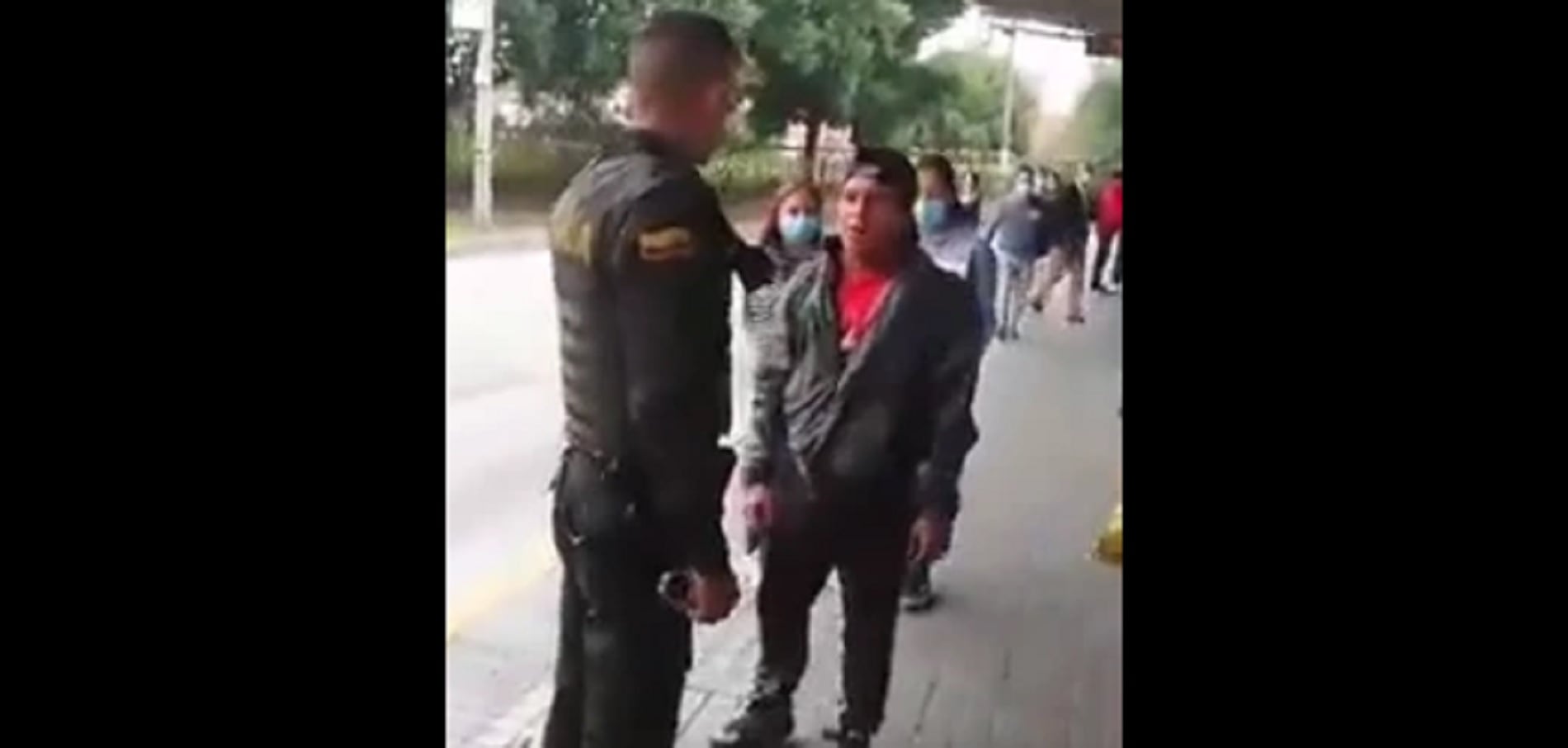 Vendedor ambulante y uniformado se van a los golpes a el Portal 80 de TM en Bogotá | Captura de video