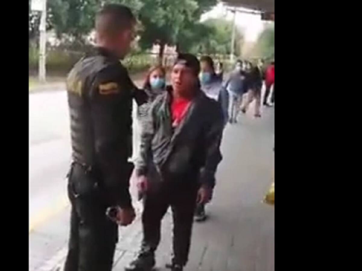 Fuerte encontronazo de vendedor ambulante y uniformado en Portal 80 de TM en Bogotá