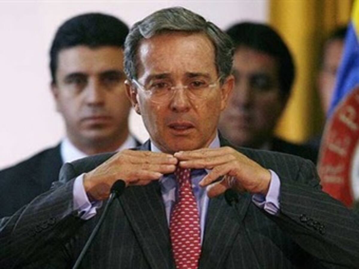 Cuidar 'huevos' de la seguridad democrática con la misma 'gallina' pide presidente Uribe
