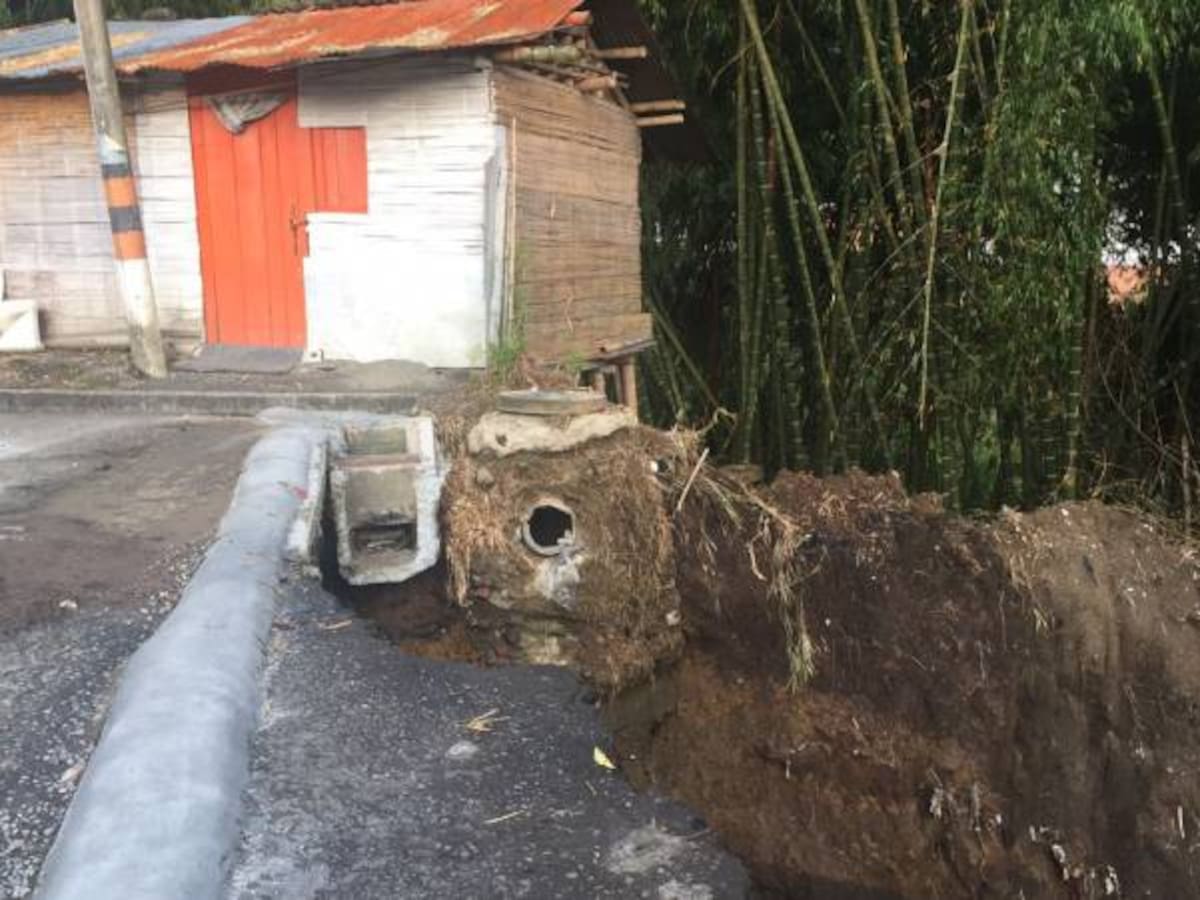 Un abismo amenaza a 10 viviendas y más de 50 personas