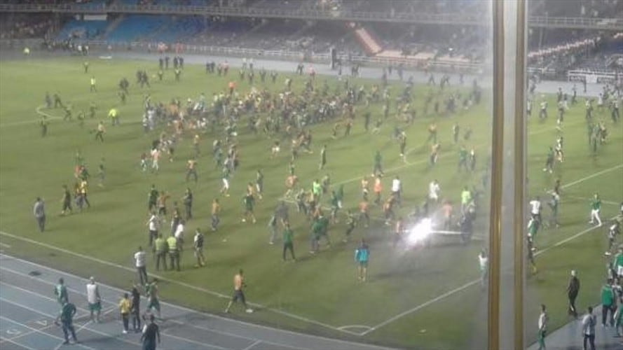 Decenas de hinchas del Deportivo Cali y el América invadieron el terreno de juego del estadio Pascual Guerrero tras concluir el partido. Foto: Colprensa