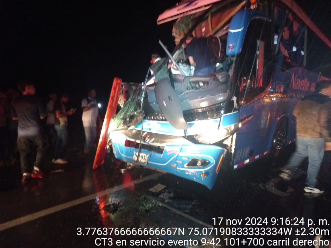 Bus de Coomotor protagonista de un accidente de tránsito en la vía Espinal-Neiva
