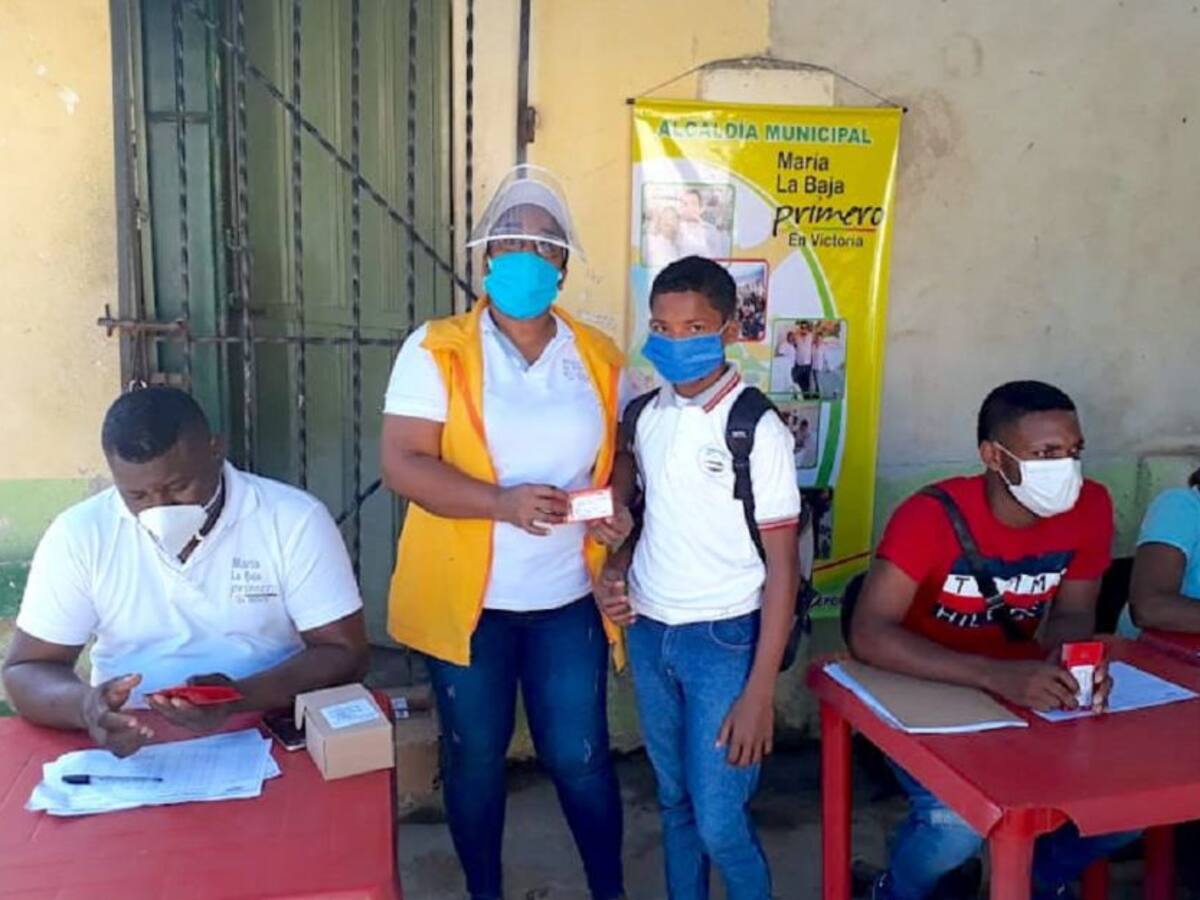 Estudiantes reciben elementos para clases no presenciales en Bolívar