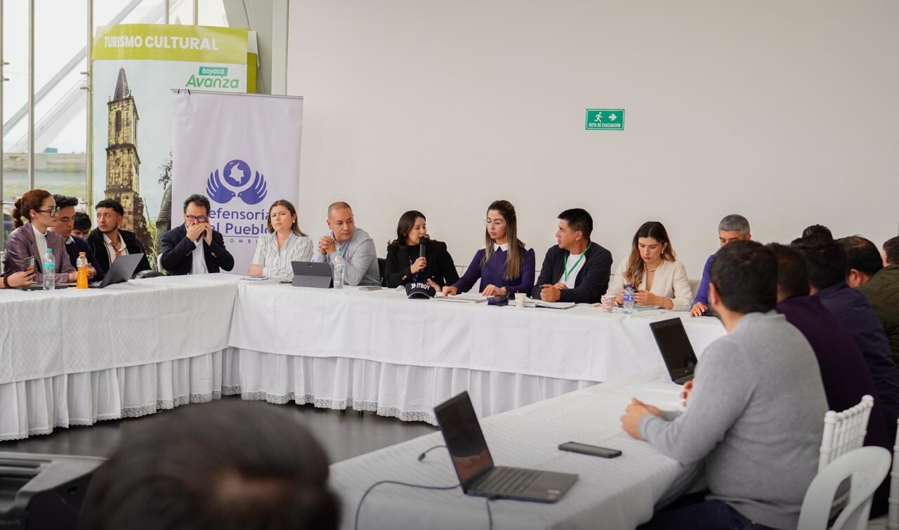 Delegados de la Gobernación de Boyacá y varios alcaldes del departamento se reunieron este viernes con los estudiantes en la Terminal de Transporte de Tunja / Foto: Alcaldía de Duitama