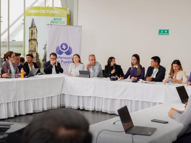 Delegados de la Gobernación de Boyacá y varios alcaldes del departamento se reunieron este viernes con los estudiantes en la Terminal de Transporte de Tunja / Foto: Alcaldía de Duitama