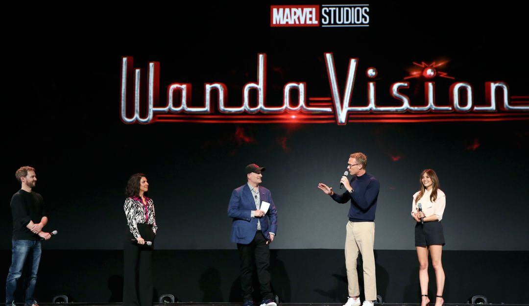 Elenco de 'Wandavision' junto al productor Kevin Feige
