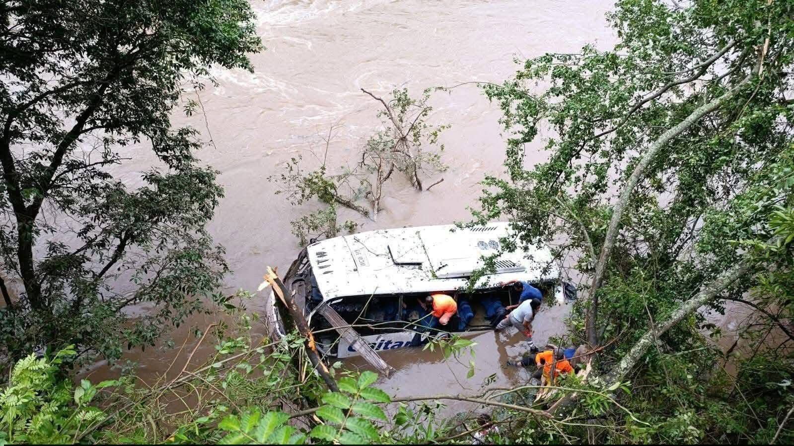 Bus de transporte público quedó sumergido en el río Magdalena, en el sector de Pericongo, tras perder el control en la vía Timaná–Pitalito; las 18 personas que viajaban a bordo fueron rescatadas con vida por los organismos de socorro.