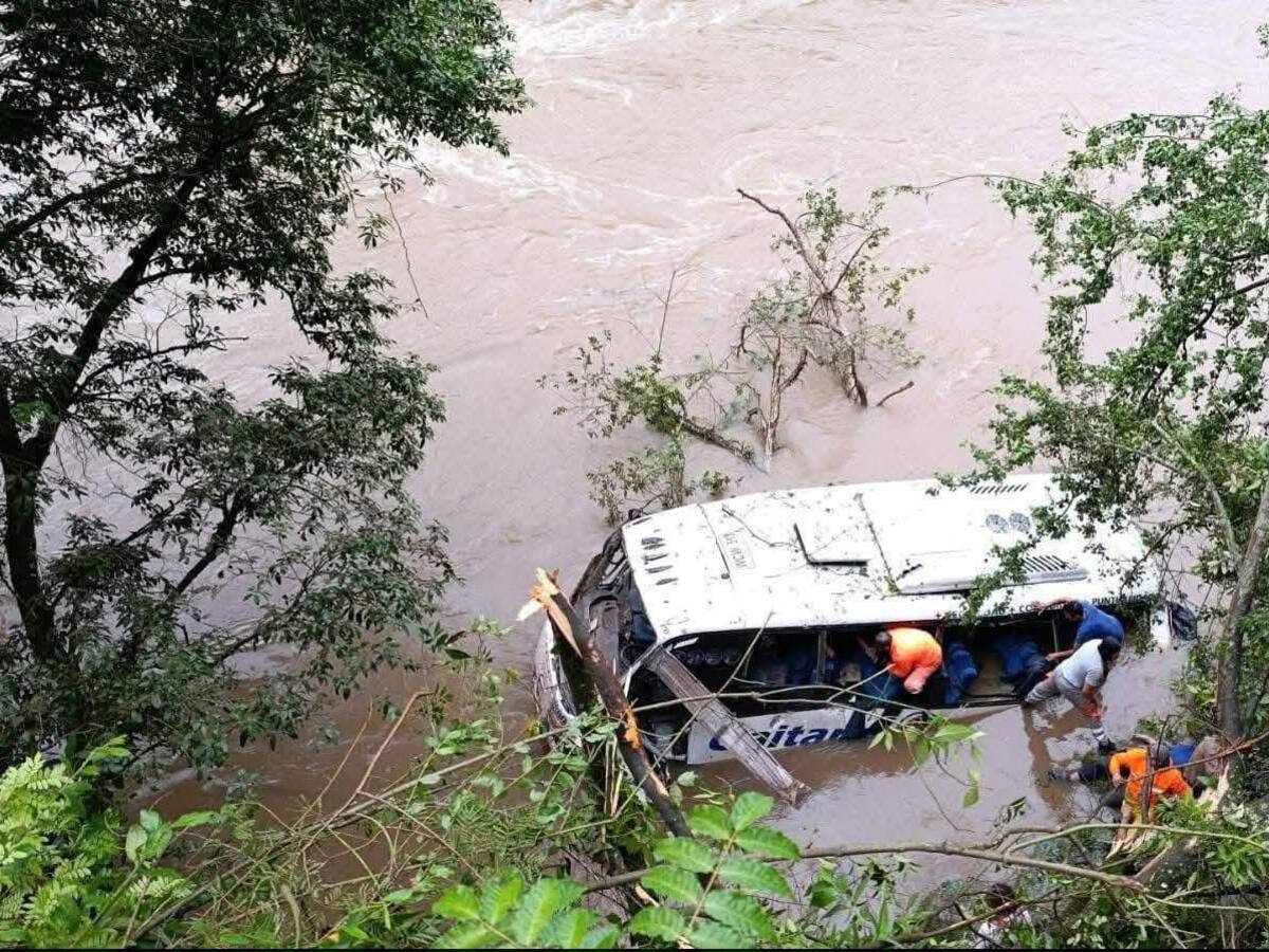 Bus de transporte público cayó al río Magdalena en el sector de Pericongo