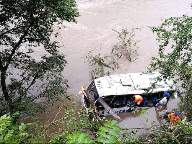Bus de transporte público quedó sumergido en el río Magdalena, en el sector de Pericongo, tras perder el control en la vía Timaná–Pitalito; las 18 personas que viajaban a bordo fueron rescatadas con vida por los organismos de socorro.