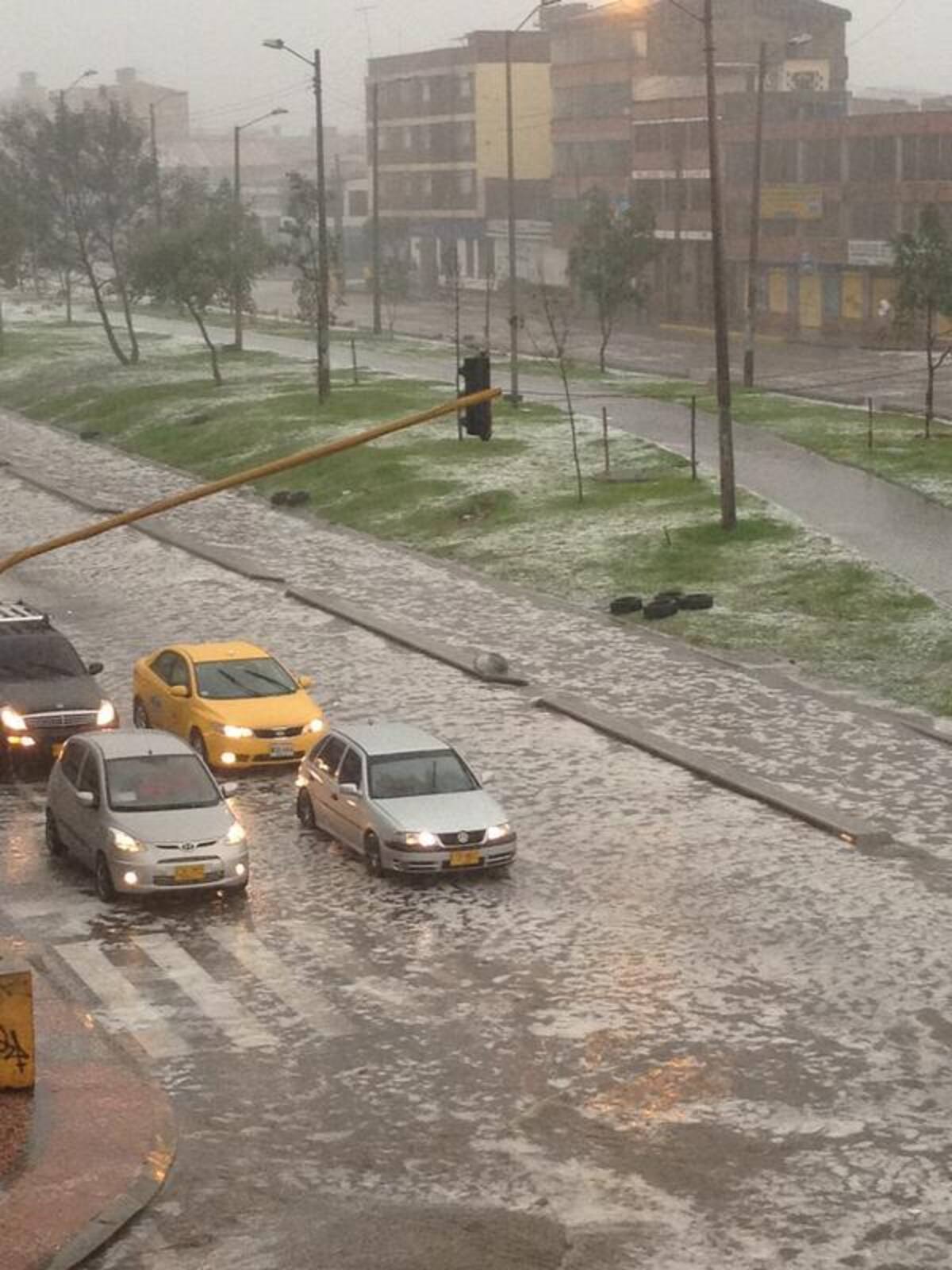 Se presentan emergencias en la capital colombiana tras fuertes lluvias que se presentaron en horas de la tarde del domingo.