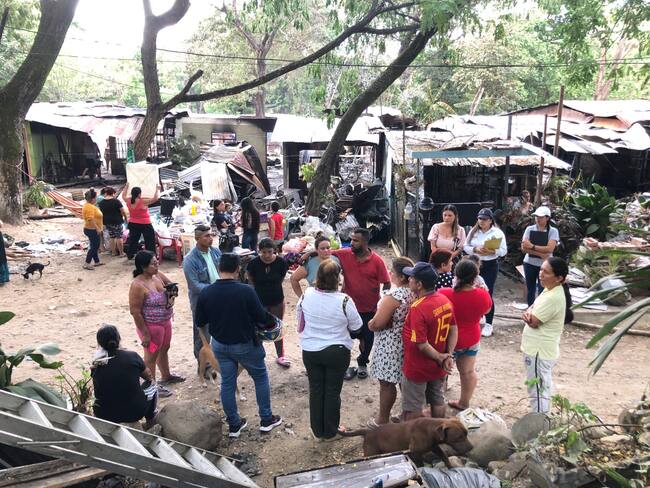 Las causas del incendio, que son materia de investigación, aluden a la informalidad de la red eléctrica de estas viviendas y el posible mal uso de los enchufes o de tomas eléctricos saturados de electrodomésticos.