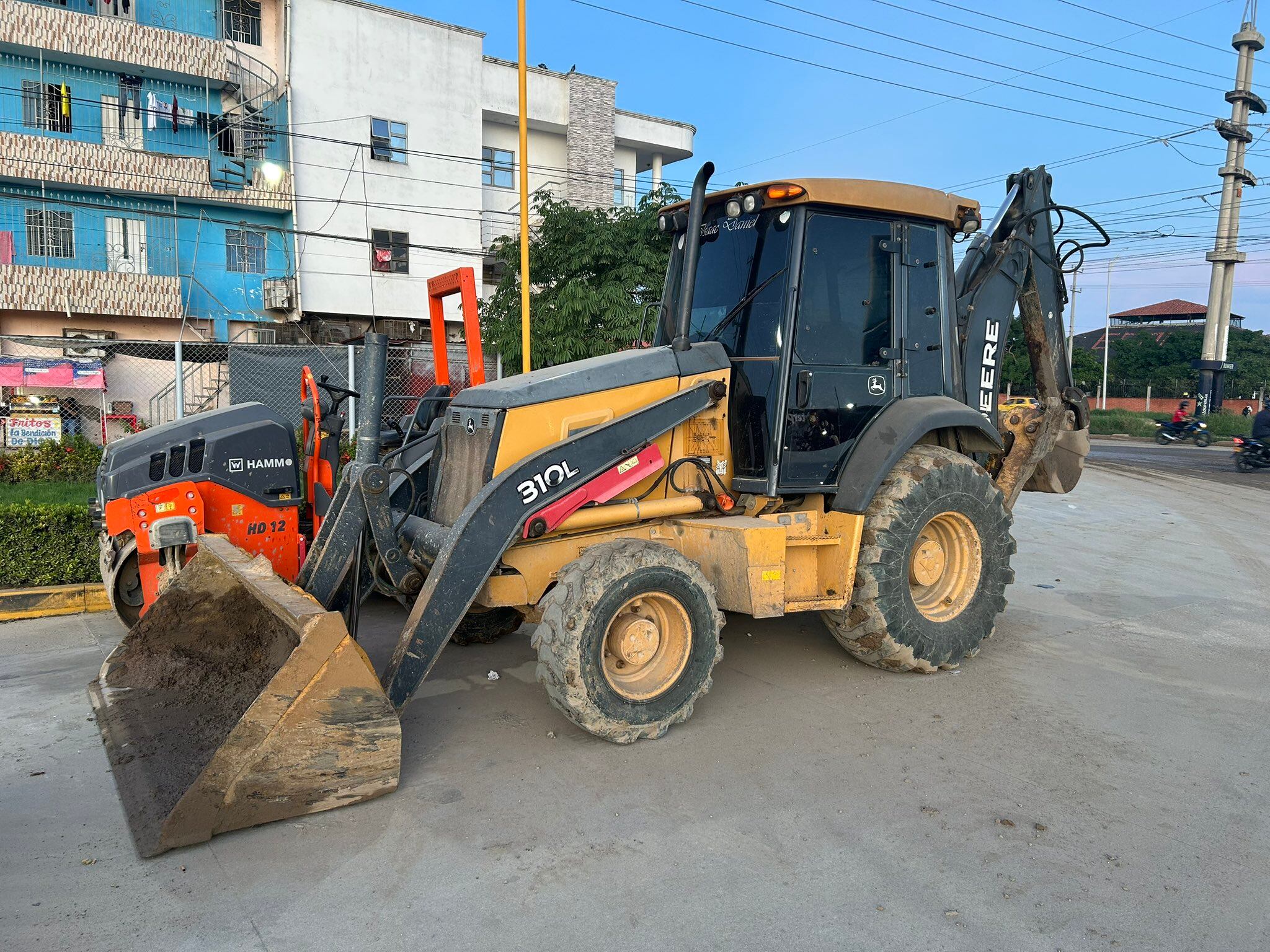 Maquinarias amarillas que se encargarán de realizar los trabajos de mitigación en la Circunvalar. Cortesía Alcaldía de Soledad