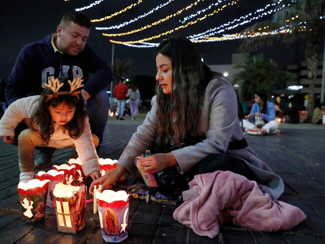 AME2773. BOGOTÁ (COLOMBIA), 07/12/2023.- Personas encienden velas durante la tradicional noche de las velitas hoy, en Bogotá (Colombia). Los colombianos celebraron este jueves la tradicional noche de las velitas que marca el inicio de las conmemoraciones navideñas. EFE/Carlos Ortega