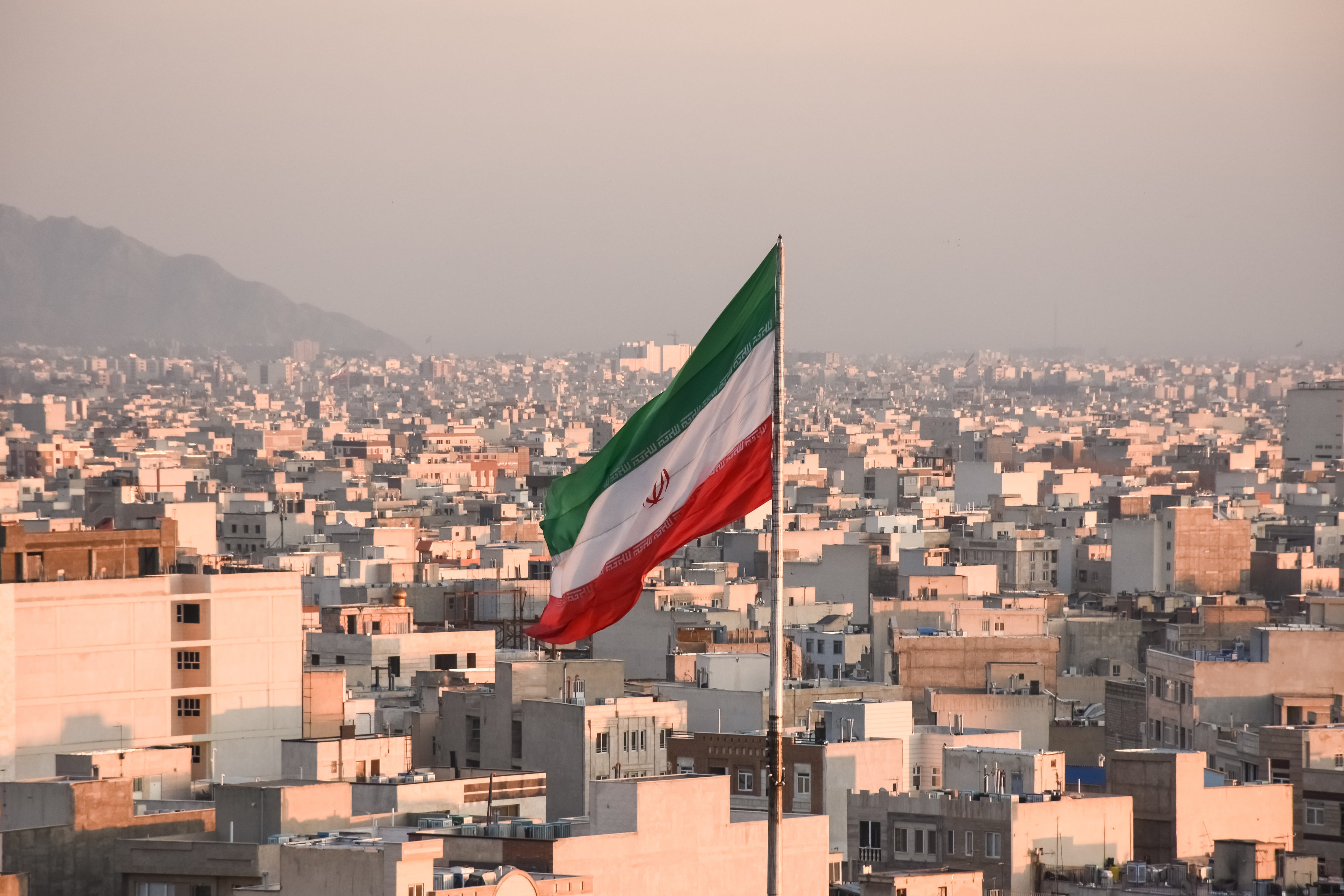 Bandera de Irán en Teherán. FOTO: Getty Images.