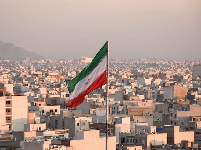 Bandera de Irán en Teherán. FOTO: Getty Images.