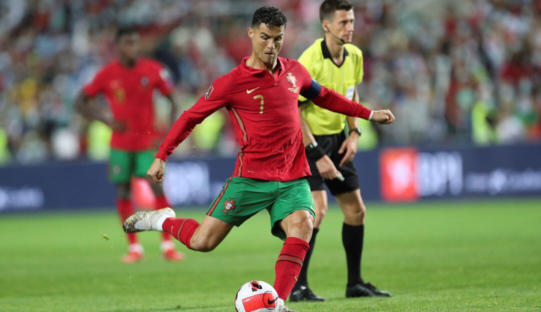 Cristiano Ronaldo marcando desde el punto penal ante Luxemburgo.