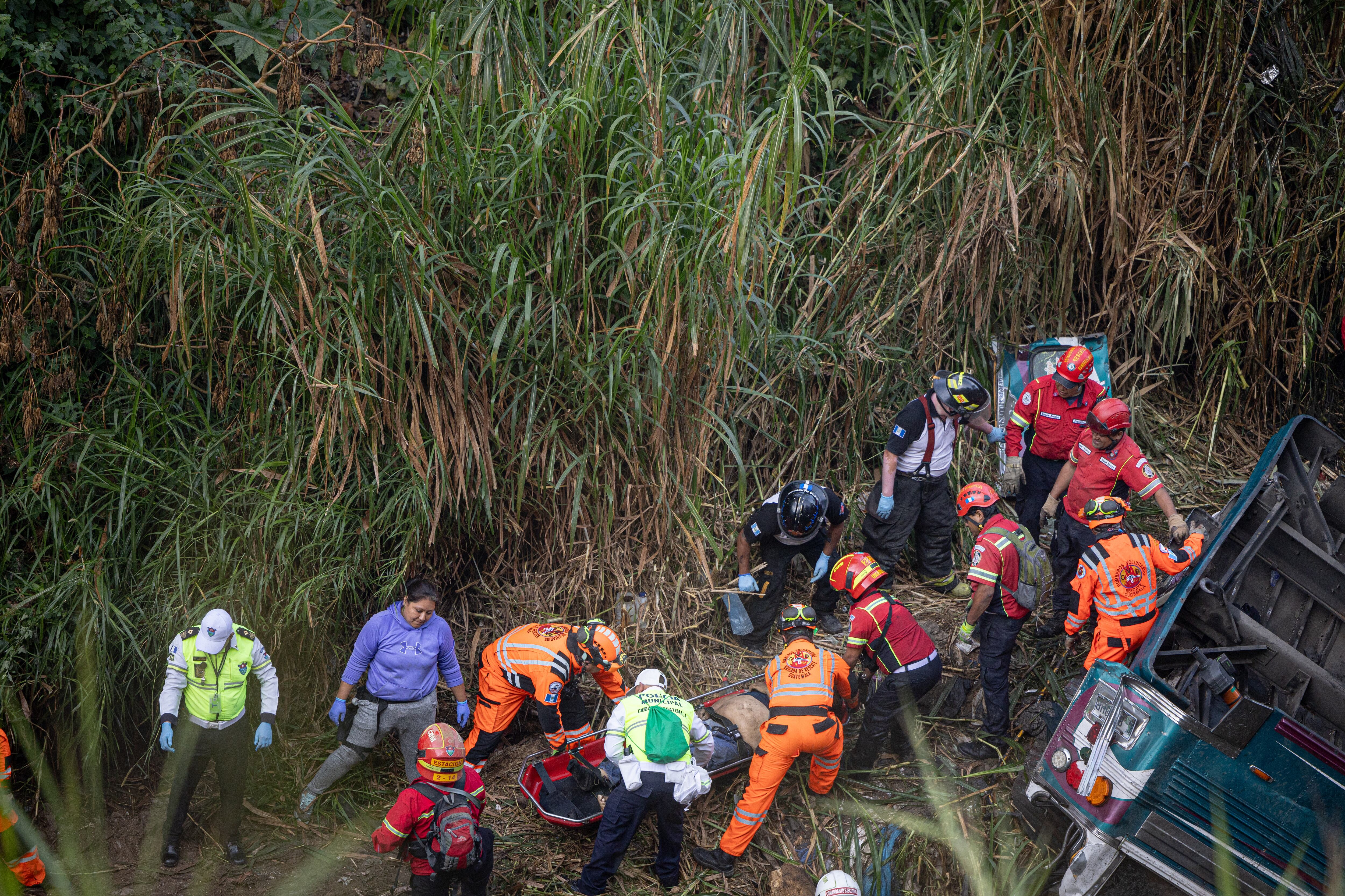 GUA1001.Ciudad de Guatemala.(GUATEMALA).10/02/2024.- Integrantes de organismos de socorro trabajan en la zona donde ocurrió el accidente de un autobús, que cayó en un río de aguas residuales este lunes en el norte de la Ciudad de Guatemala (Guatemala). Al menos 14 pasajeros, entre ellos un menor de edad, fallecieron este lunes después de que el bus en el que viajaban cayera por un puente al norte de Ciudad de Guatemala, según informaron los cuerpos de socorro. EFE/David Toro
