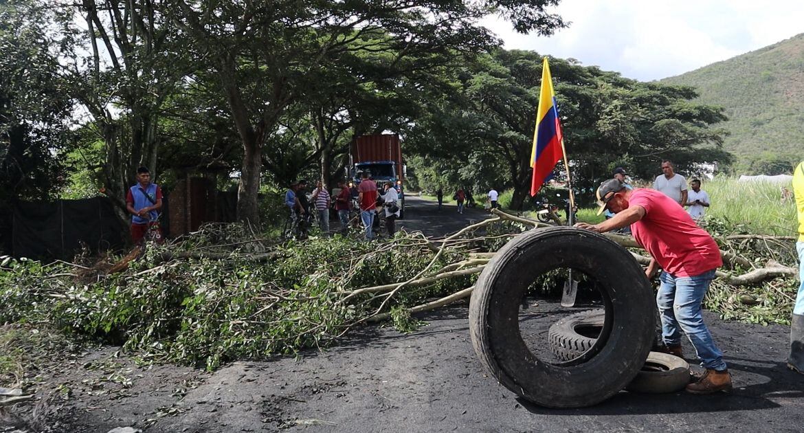 Mientras avanzan las conversaciones, la vía solo se habilita de manera parcial. Foto: Alcaldía de Bolívar.