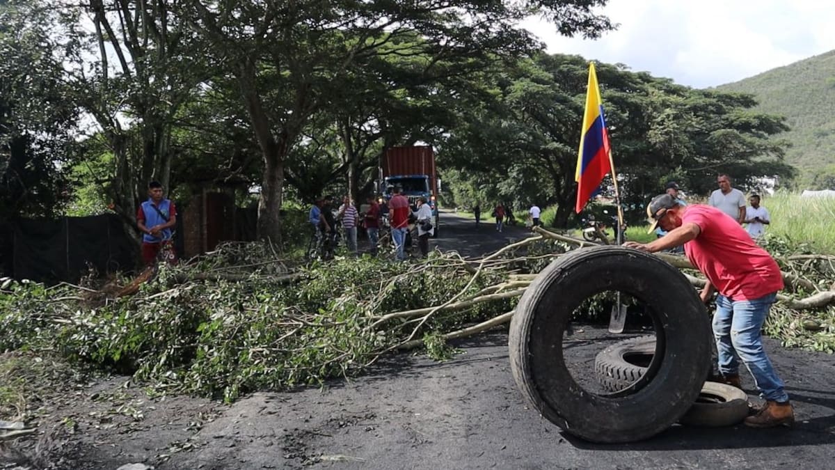 Cuatro días de protesta en Bolívar por conflicto de tierras mantienen bloqueada la vía Panorama