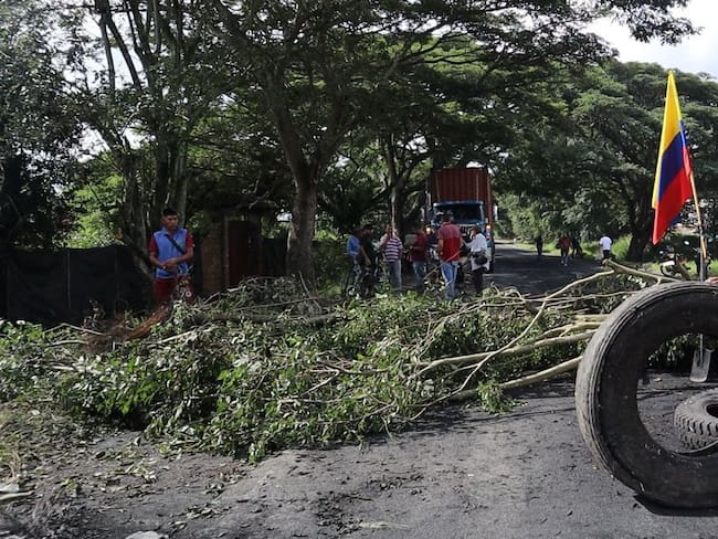 Mientras avanzan las conversaciones, la vía solo se habilita de manera parcial. Foto: Alcaldía de Bolívar.
