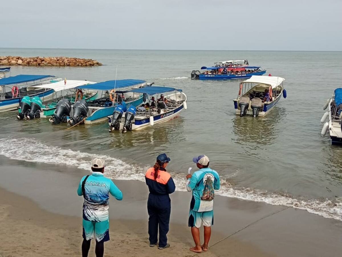 Mareas bajas provocan retiro temporal de la línea de costa en las playas de Coveñas