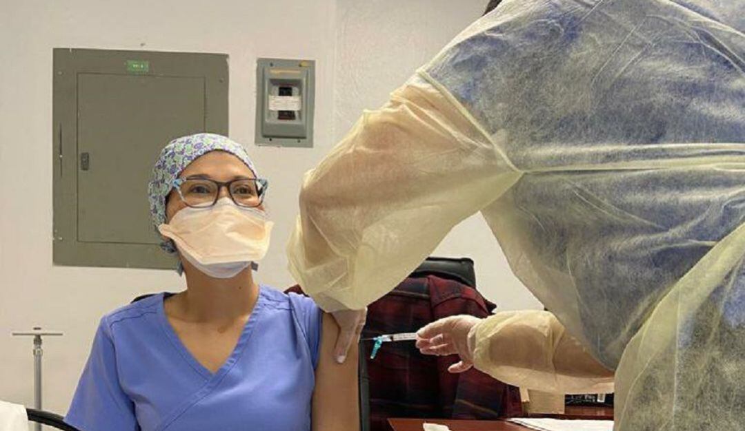 Verónica Meza recibiendo la vacuna de Pfizer