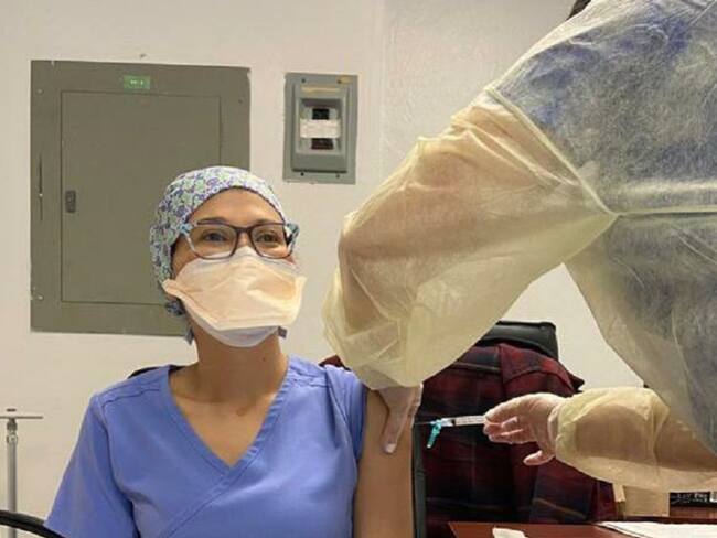 Verónica Meza recibiendo la vacuna de Pfizer