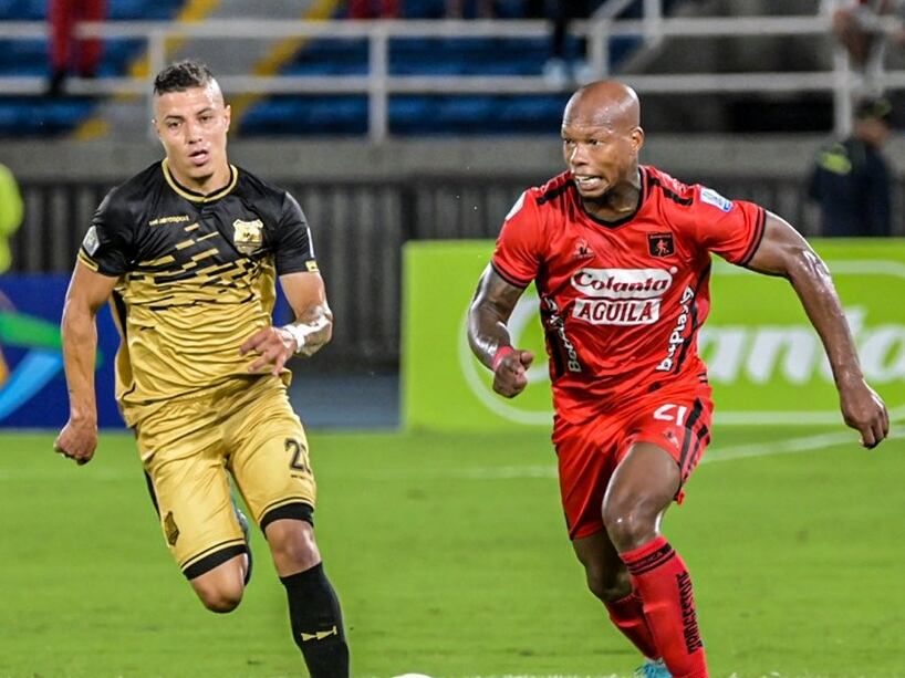 Edwin Velasco (América) y Jhon Fredy Salazar (Águilas Doradas) disputan la pelota / Twitter: @americadecali.