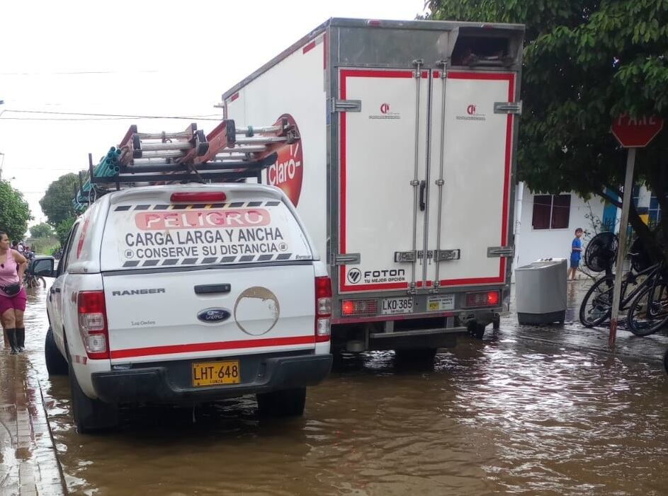 Equipo técnico de Claro en las calles de Montería.