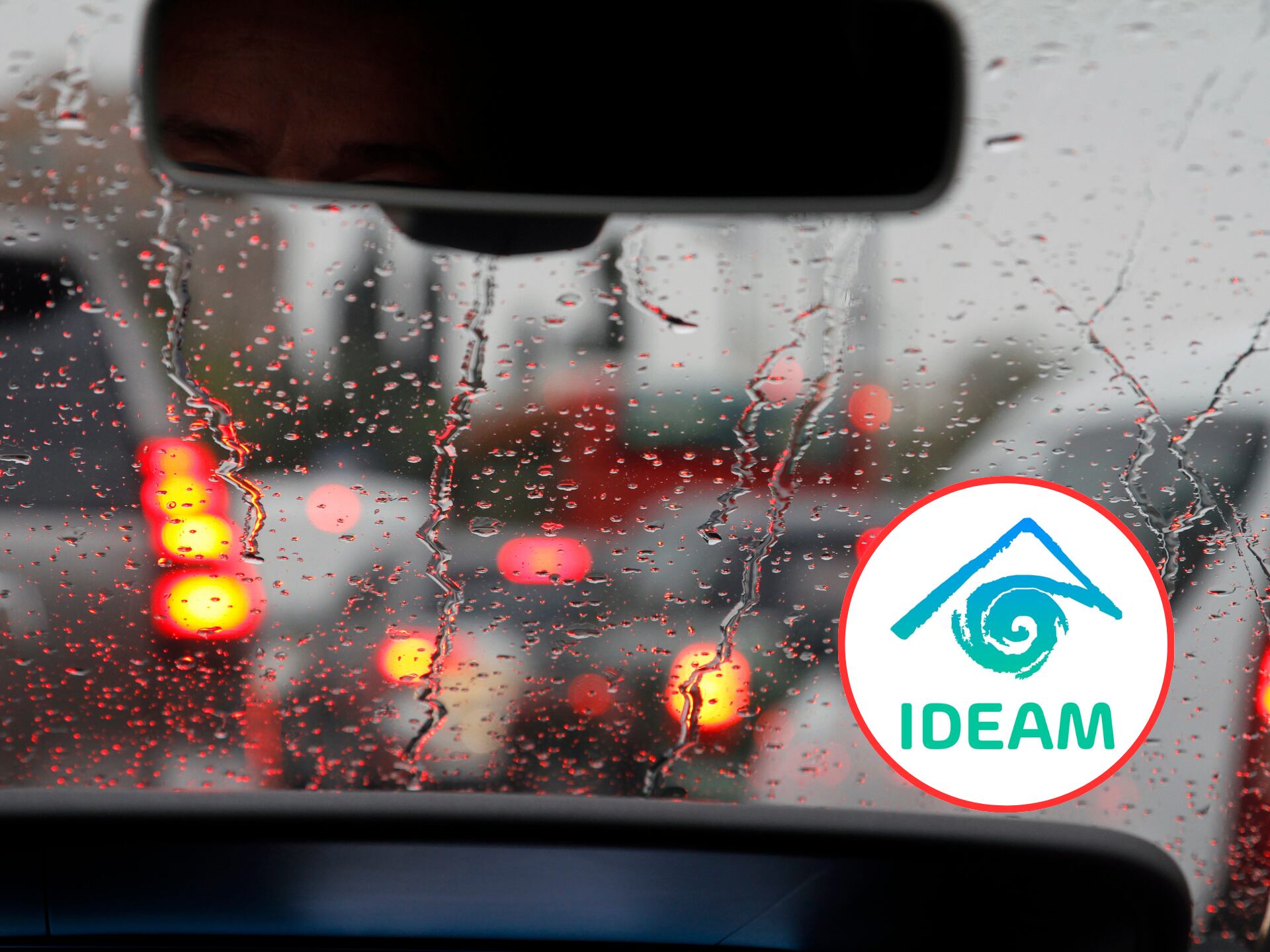 Vehículos atrapados en un trancón por las lluvias, encima logo de IDEAM (Fotos: Getty Images / @ideam.instituto)