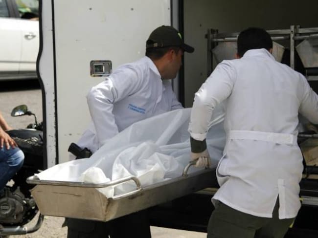 Encuentran el cuerpo sin vida de una mujer en un parqueadero