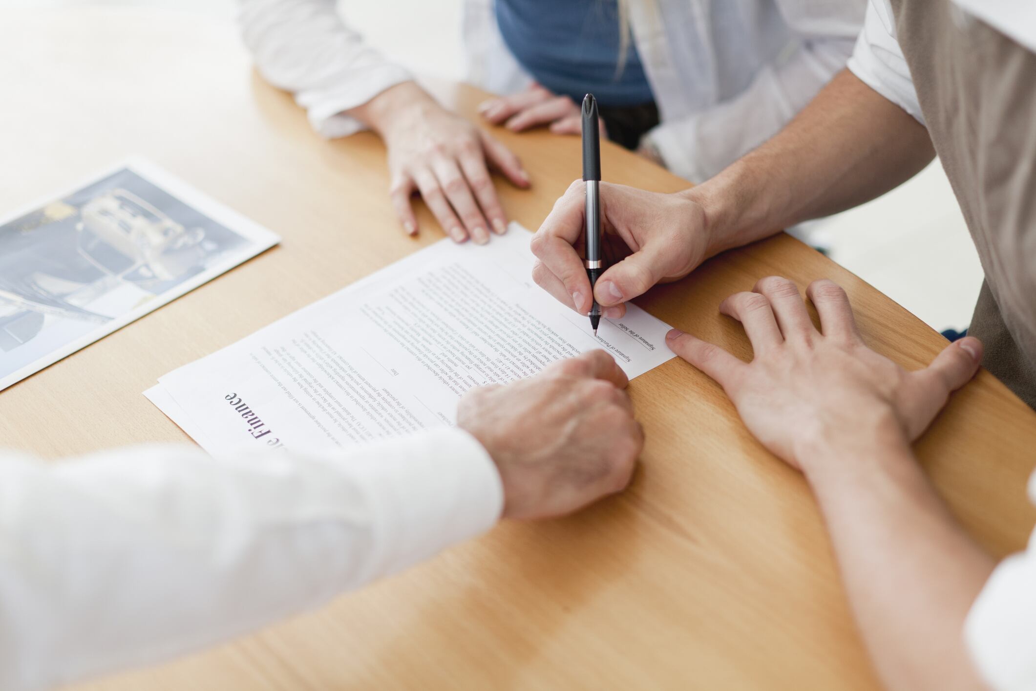 Persona firmando un documento (Foto vía Getty Images)