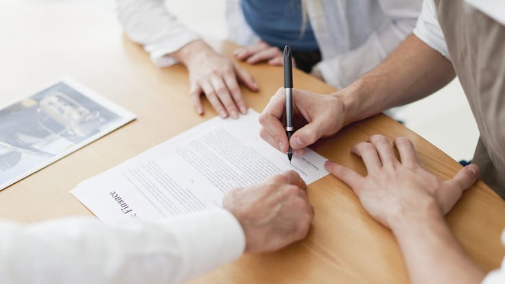 Persona firmando un documento (Foto vía Getty Images)
