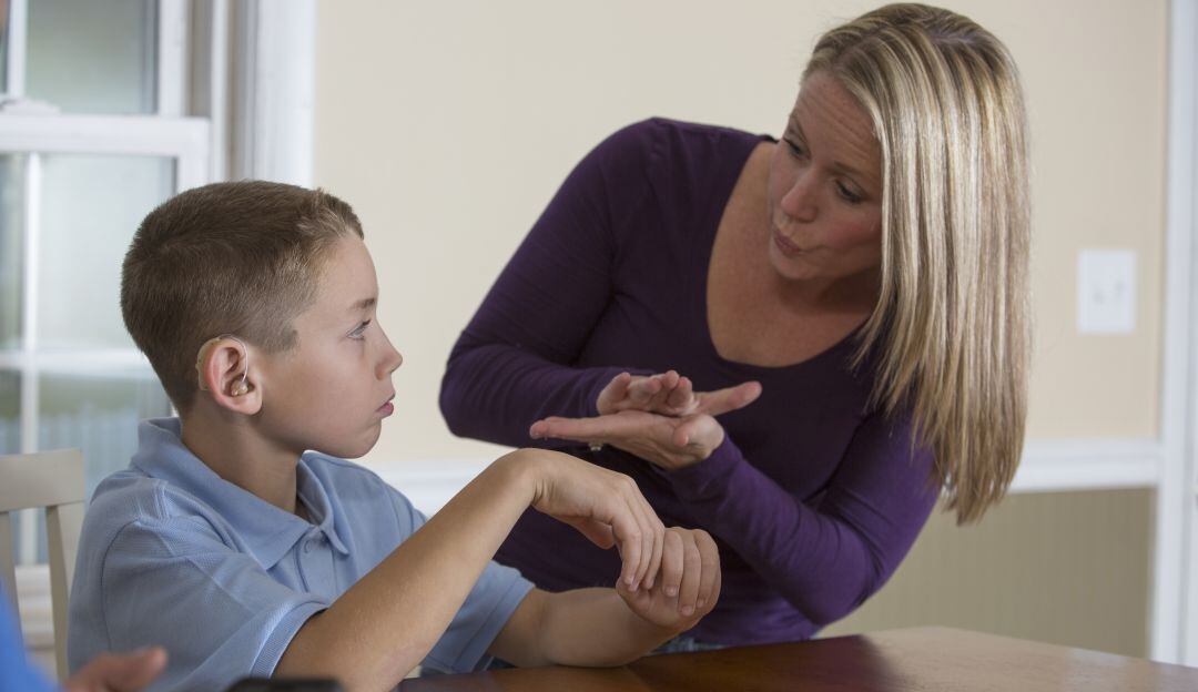 Niños con discapacidad auditiva