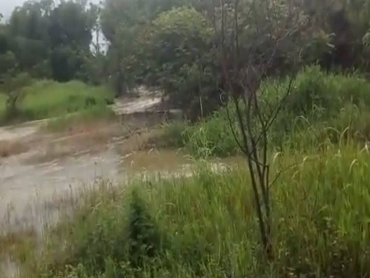 Bomberos hacen presencia en la vereda Mandivá por creciente del río Cauca