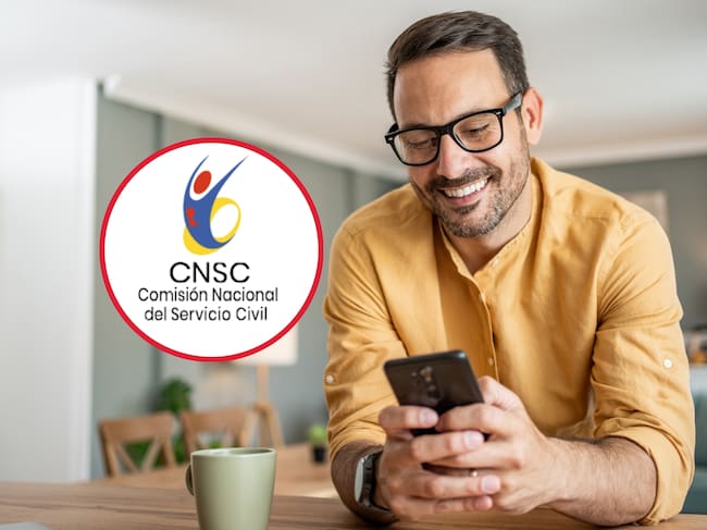 De fondo: Persona feliz mirando a su celular (Getty Images). A la izquierda está el logo de la Comisión Nacional del Servicio Civil.