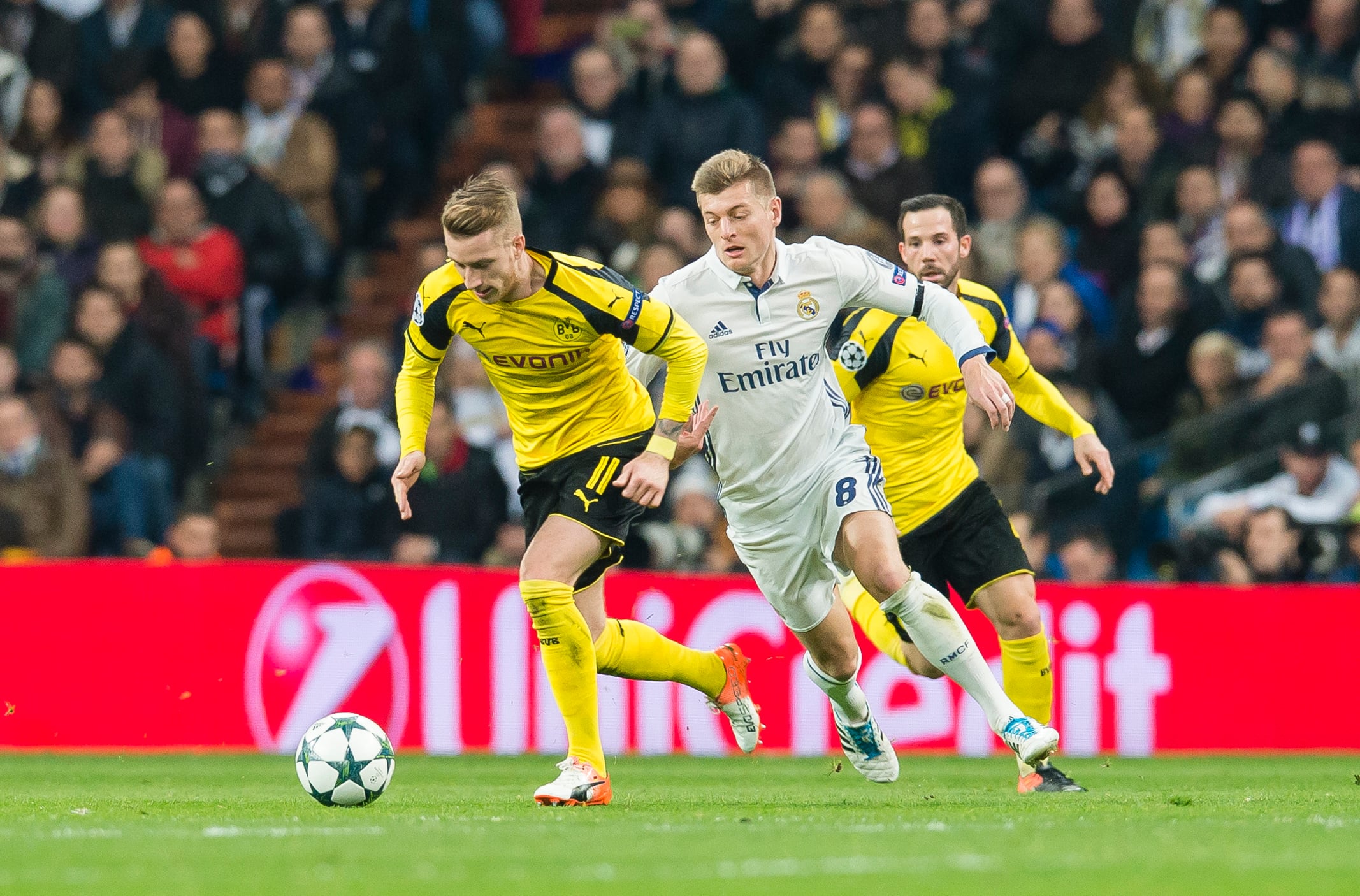 Marco Reus y Toni Kroos durante un duelo de Champions entre Real Madrid y Borussia Dortmund en 2016.  (Photo by Alexandre Simoes/Borussia Dortmund via Getty Images)