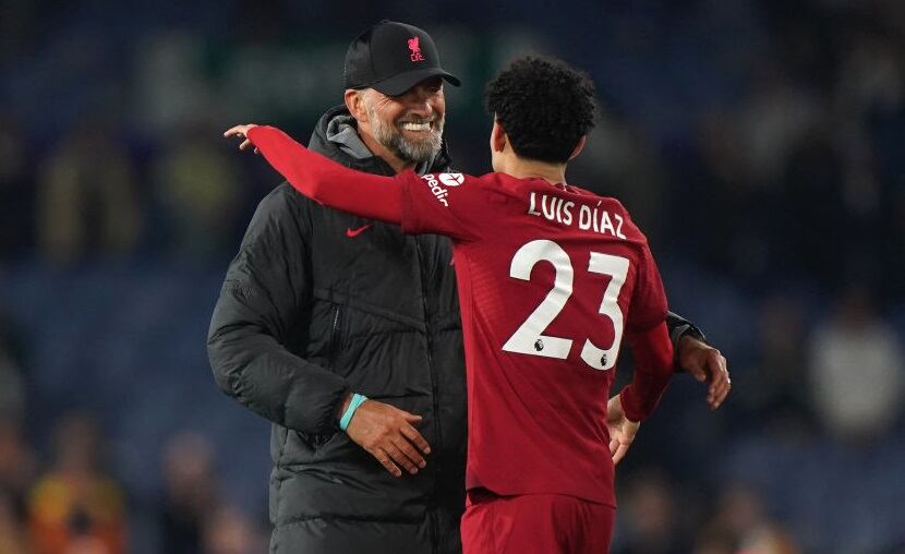 Luis Díaz se abraza con Jurgen Klopp luego de regresar de manera oficial (Photo by Tim Goode/PA Images via Getty Images)