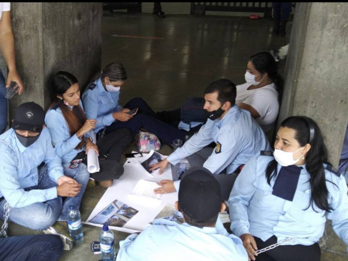 Exagentes de tránsito de Medellín iniciaron huelga de hambre