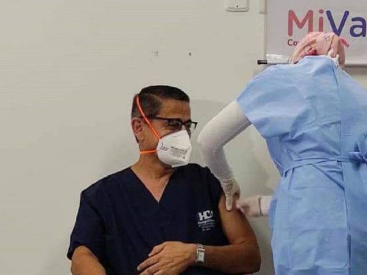 Médicos vacunados contra COVID piden no bajar la guardia con protocolos